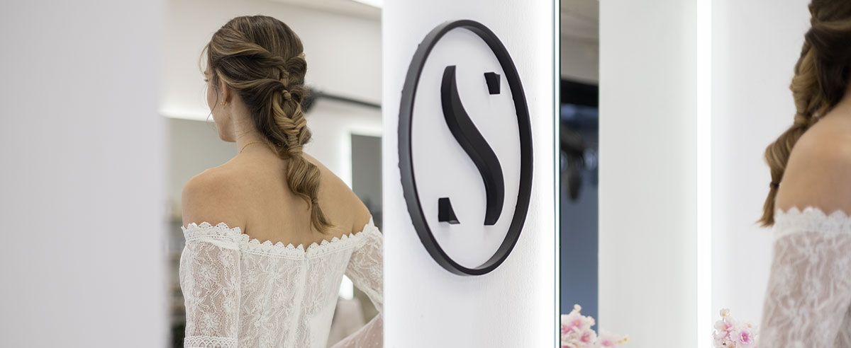 vista de espaldas de una novia mirándose al espejo